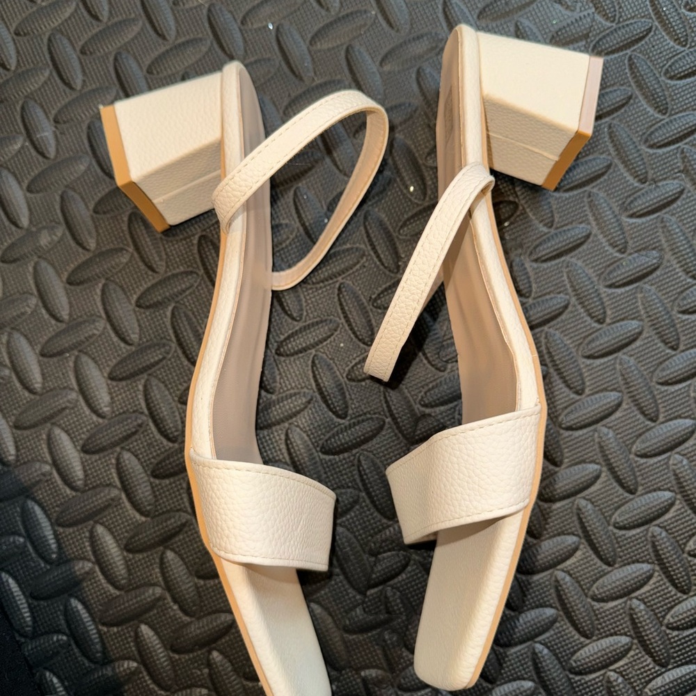 Tan heels - Picture 3 of 4